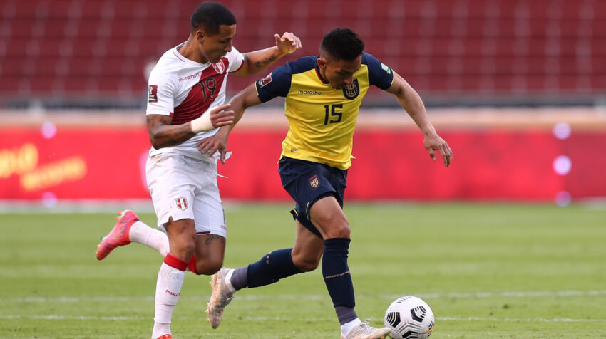 Ángel Mena controla una pelota en el partido ante Perú, por Eliminatorias, en Quito, el 8 de junio de 2021.