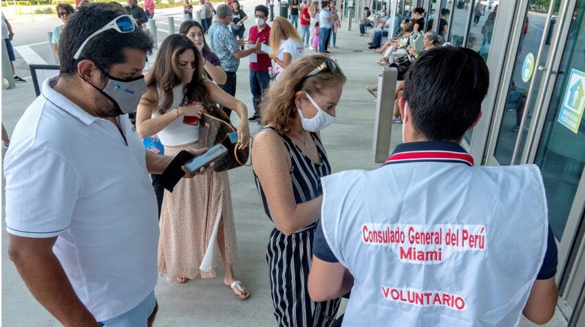 Un grupo de votantes peruanos intentan ingresar a un recinto electoral en Florida, Estados Unidos, el 6 de junio de 2021.