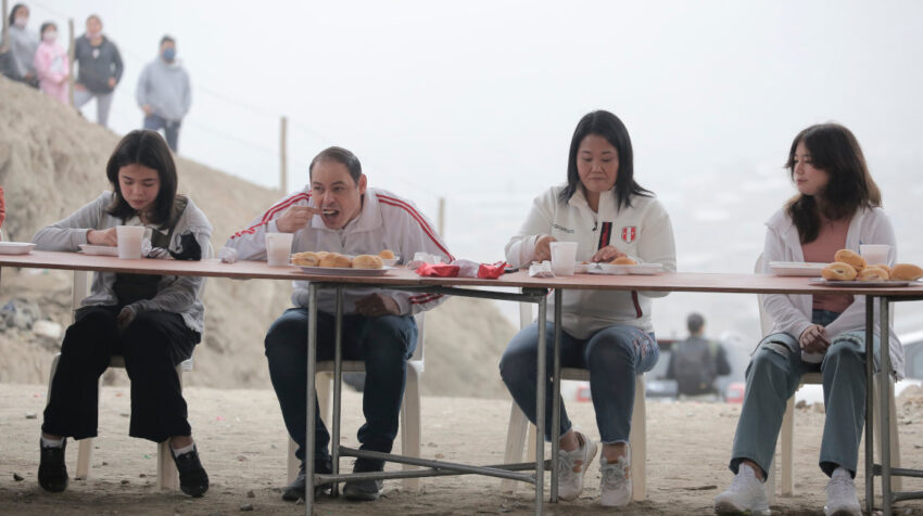 Keiko Fujimori junto a su esposo Marck Vito durante un desayuno con familiares y simpatizantes en el distrito de San Juan de Lurigancho en Lima, el 6 de junio de 2021.