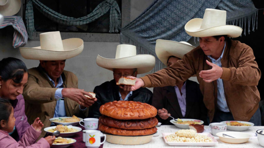 Pedro Castillo durante un desayuno familiar en su vivienda en la localidad de Chugur, en Cajamarca (Perú), el 6 de junio de 2021.