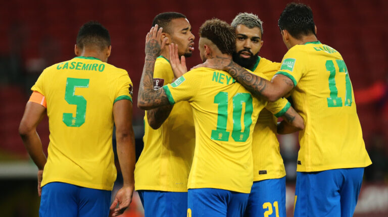 Los jugadores de Brasil festejan el gol de Richarlison, ante Ecuador, el viernes 4 de junio de 2020, por las Eliminatorias al Mundial de Catar.