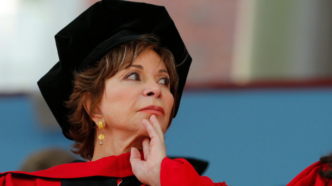 FOTO DE ARCHIVO. La escritora chilena Isabel Allende recibe un doctorado honorífico de la Universidad de Harvard. Mayo, 2014
