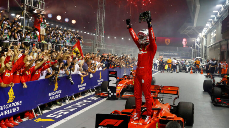 Sebastian Vettel festeja su triunfo en el Gran premio de Singapur, el 22 de septiembre de 2019.