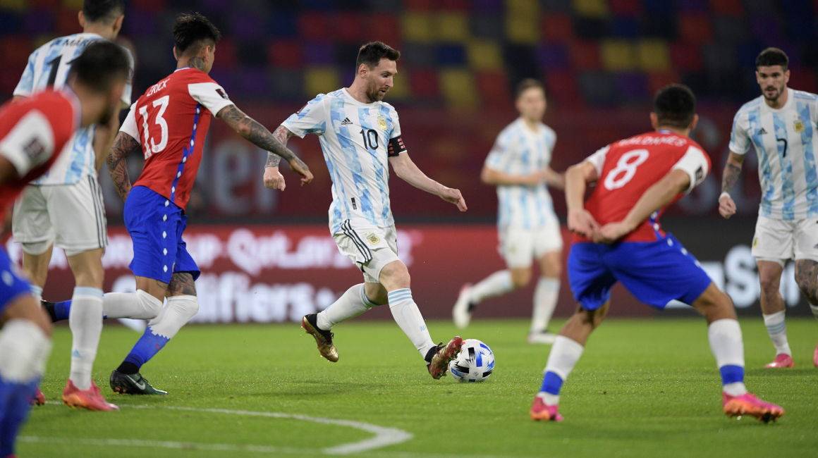 Lionel Messi ante la marca de los jugadores chilenos, en el partido de Eliminatorias al Mundial de Catar, en el estadio Único de Santiago del Estero, el jueves 3 de junio de 2021.