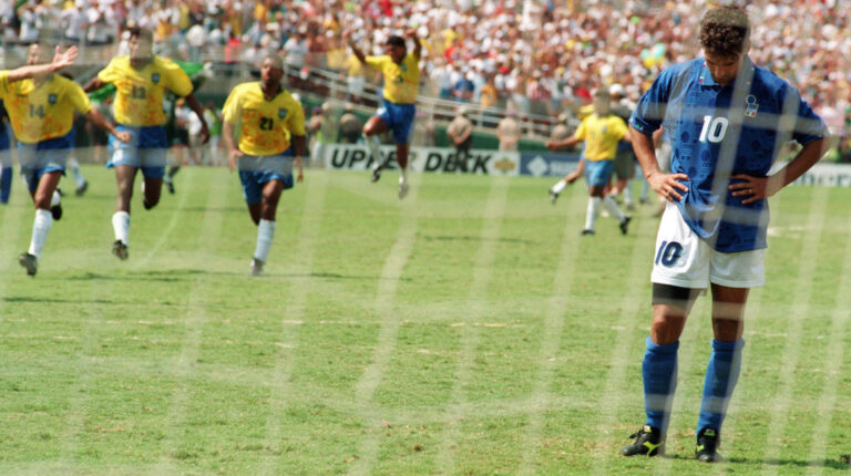 Roberto Baggio falló el último penal ante Brasil, en la final del Mundial Estados Unidos 1994 y la selección italiana perdió el título.