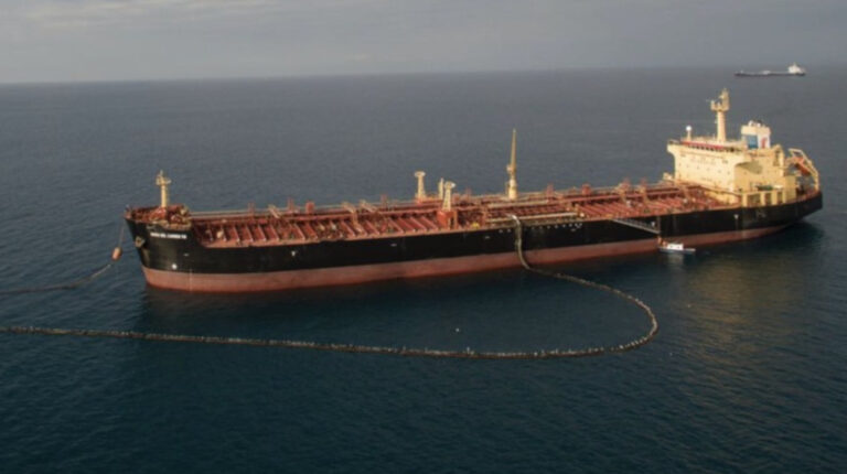 Un buque transporta el crudo Napo desde las costas de la provincia de Esmeraldas, en mayo de 2021.