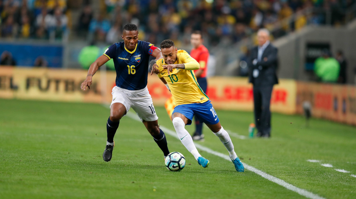Antonio Valencia y Neymar disputan una pelota, el 31 de agosto de 2017, en el estadio Morumbí de Sao Paulo, por las Eliminatorias al Mundial de Rusia 2018.