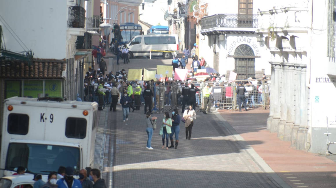 Un pequeño grupo de manifestantes llegó para apoyar al alcalde de Quito, Jorge Yunda. Quito, 2 de junio de 2021