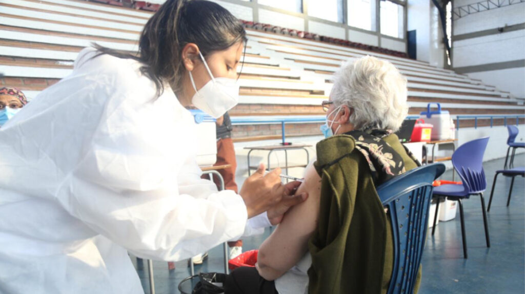 Brigadas médicas, la opción para vacunar a adultos mayores de 80 años