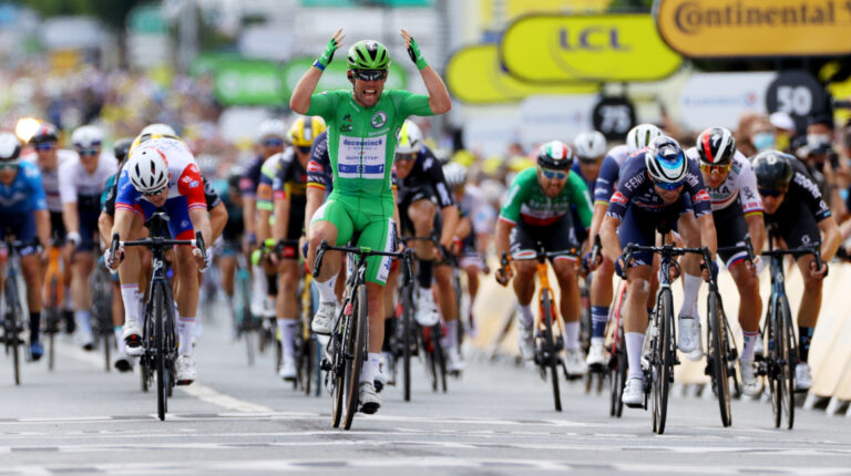El británico Mark Cavendish festeja su segundo triunfo en el Tour de Francia 2021, el jueves 1 de julio.