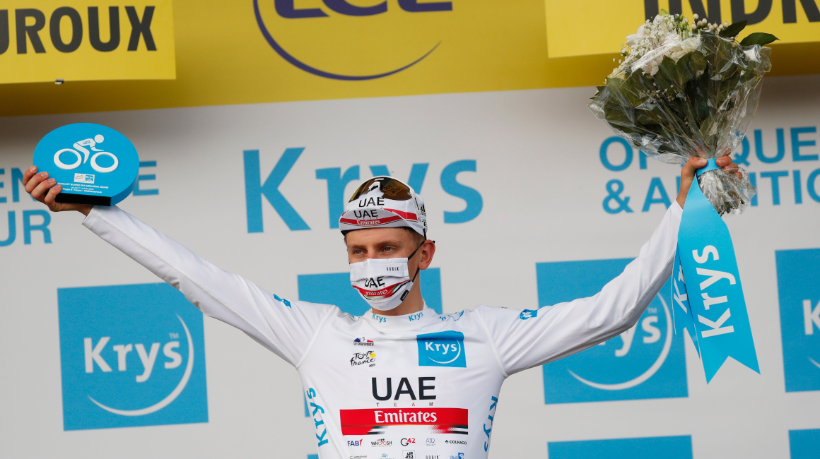 Tadej Pogacar, con el premio a mejor ciclista joven, después de la sexta etapa del Tour de Francia.