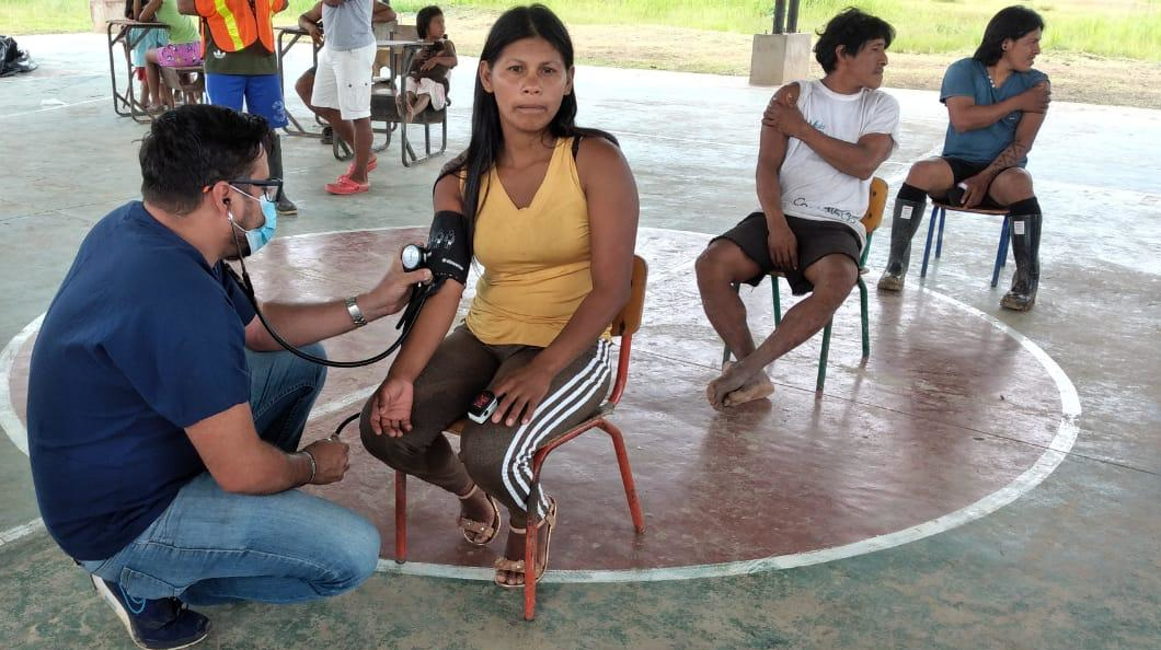 Un médico del Ministerio de Salud examina a una mujer waorani, el 1 de julio de 2021, durante una jornada de vacunación contra el Covid-19.