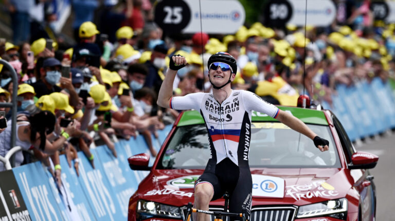 Matej Mohorič festeja su triunfo en la Etapa 7 del Tour de Francia, el viernes 2 de julio de 2021.