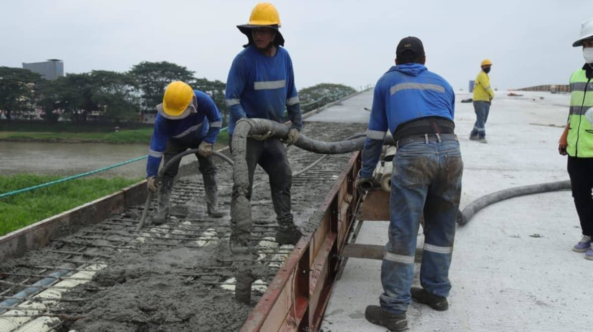 Trabajadores durante la construcción del puente de la vía Babahoyo-El Salto, en junio de 2021.
