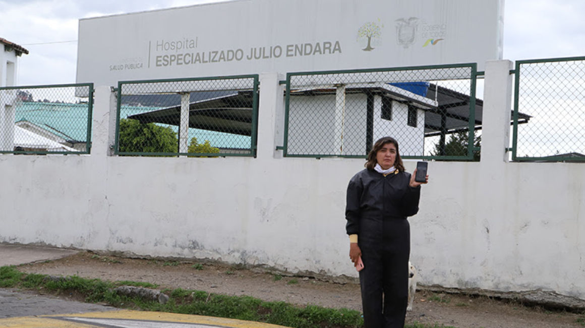 Rosa Witt muestra la foto de su hermano Fausto, en los exteriores del Hospital Julio Endara, donde desapareció en 1999.
