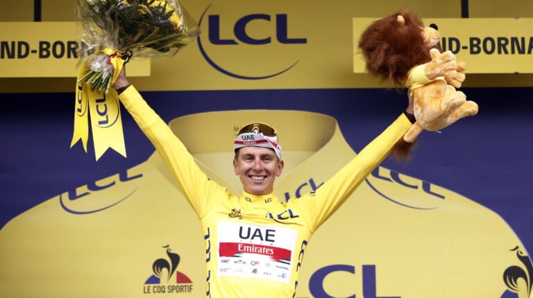 Después de su gran etapa, el esloveno Tadej Pogacar se viste de amarillo como líder de la general en el Tour de Francia, el sábado 3 de julio de 2021.