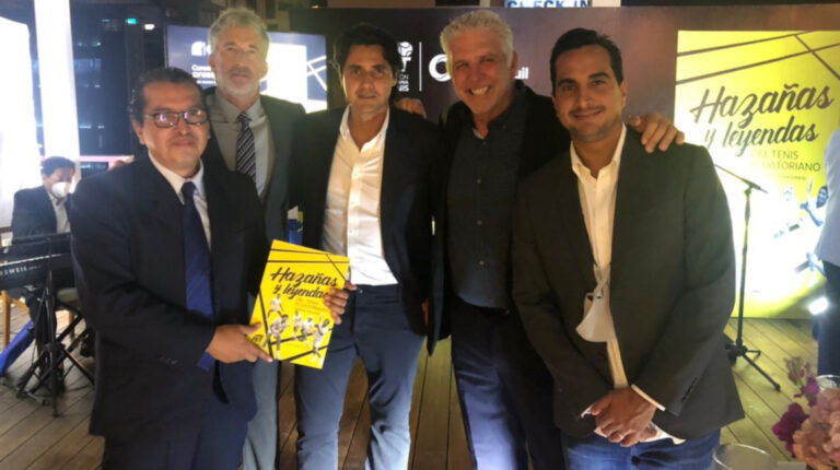 Kenny Castro junto a Raúl Viver, Nicolás Lapentti, Andrés Gómez y Julio Campuzano, algunas de las figuras más importantes del tenis ecuatoriano, en la presentación del libro 'Hazañas y leyendas', en marzo de 2021.