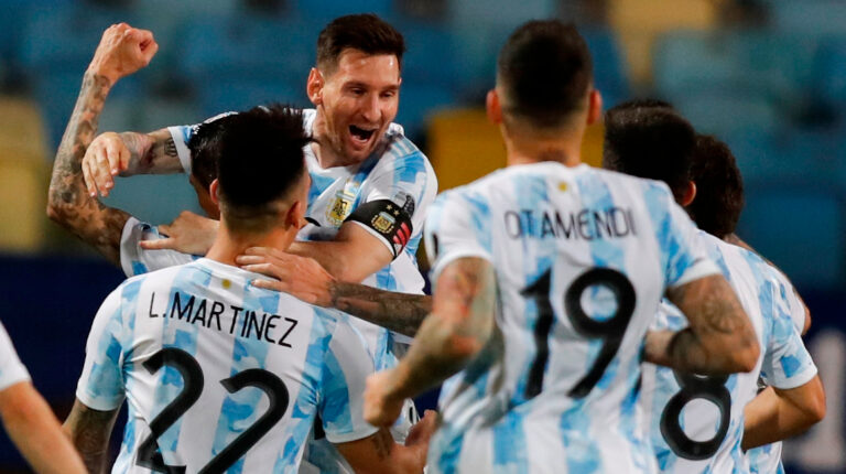 Los jugadores argentinos celebran en el partido contra Ecuador de la Copa América, el 4 de julio de 2021.