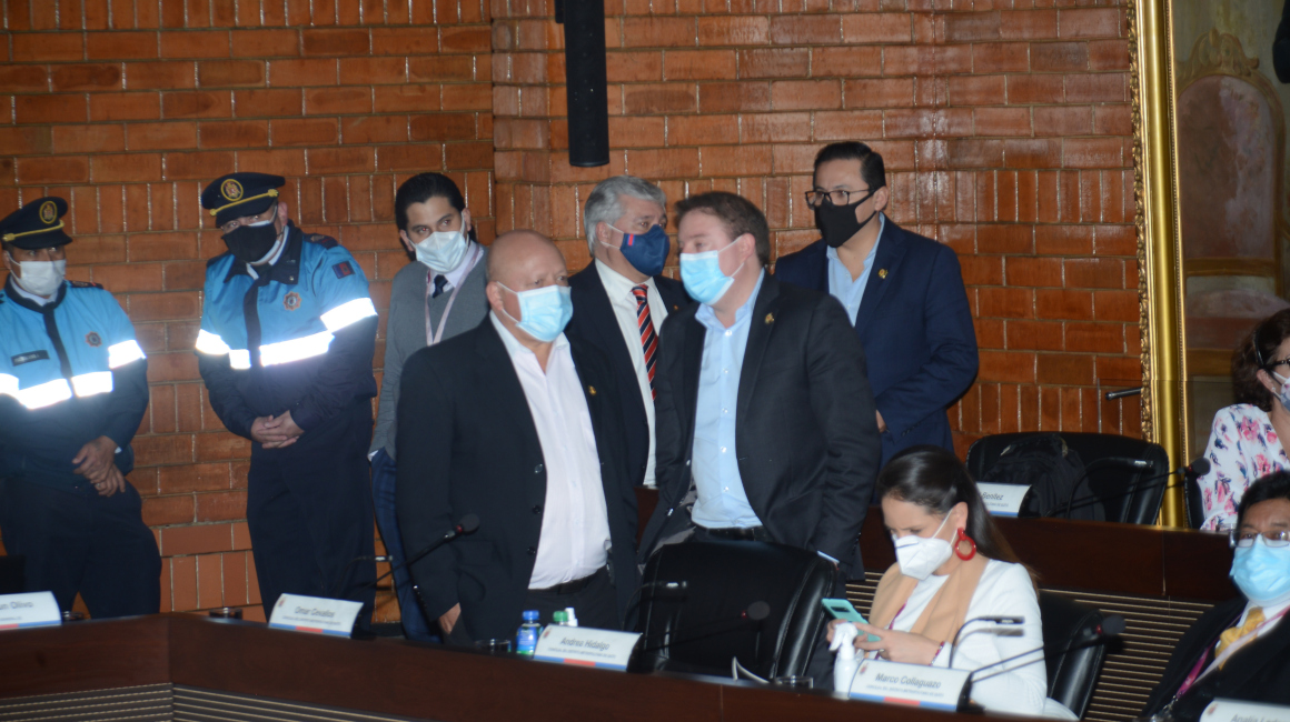 Concejales de oposición al alcalde Jorge Yunda conversan en la sesión del Concejo Metropolitano, el 2 de junio de 2021.