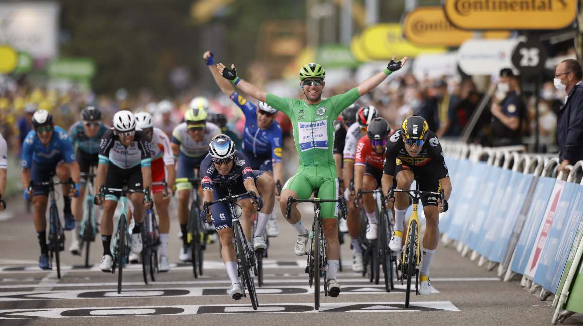 Mark Cavendish festeja su victoria en la Etapa 10 del Tour de Francia, el martes 6 de julio de 2021.