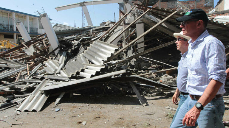 Jorge Glas, entonces vicepresidente de la República, recorre la zona con afectaciones por el terremoto en Portoviejo, el 17 de abril de 2016.