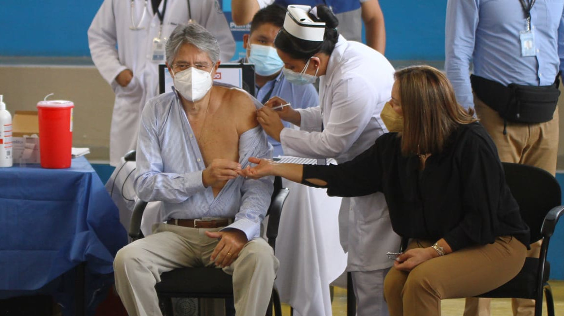 El mandatario Guillermo Lasso estuvo acompañado por su esposa María de Lourdes Alcívar, mientras recibía la segunda dosis de la vacuna en Guayaquil.