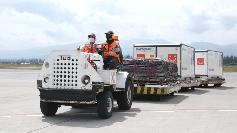 Trabajadores del aeropuerto Mariscal Sucre de Quito conducen un vehículo con dosis de la vacuna Sinovac, el 9 d julio de 2021.