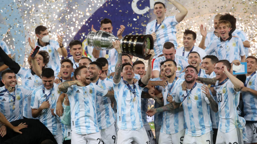 Lionel Messi levanta el título de la Copa América con Argentina, en Brasil, el 10 de julio de 2021.