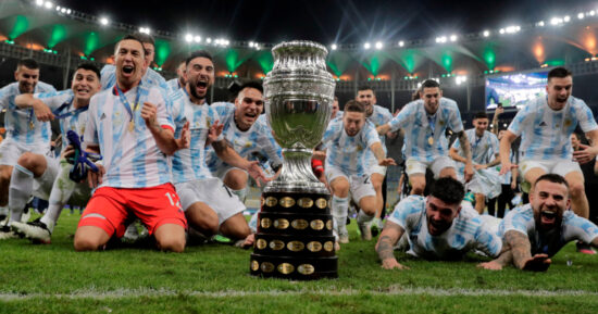 Los jugadores argentinos con el trofeo de la Copa América, el sábado 10 de julio de 2021.