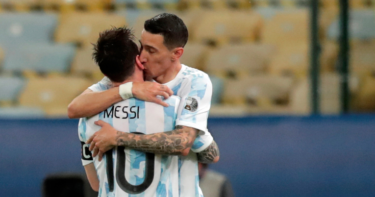Ángel Di María besa a Lionel Messi después de marcar el gol de la victoria. 