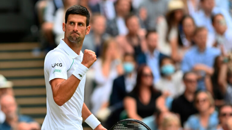 Novak Djokovic celebra en Wimbledon el 11 de julio de 2021.