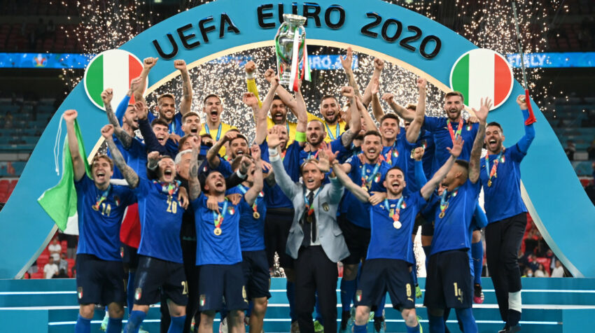 Los jugadores de Italia levantan el título de la Eurocopa, en el estadio de Wembley, el 11 de julio de 2021.