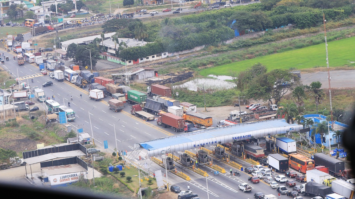 Largas filas de vehículos se formaron en las vías del Guayas por el paro arrocero, el 12 de julio de 2021.