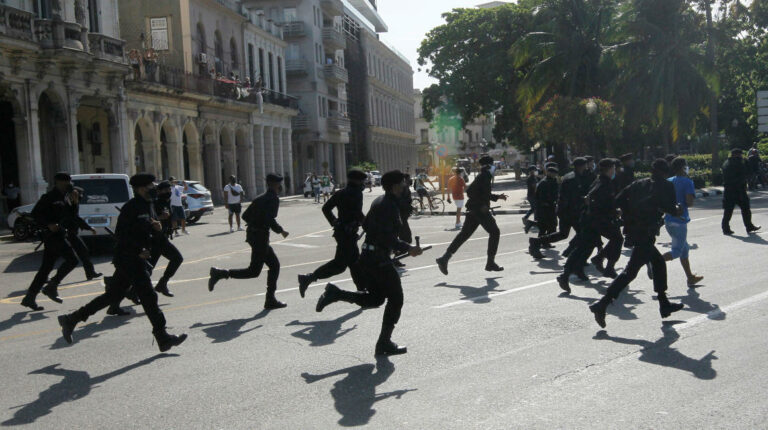 cuba policía control calles protestas