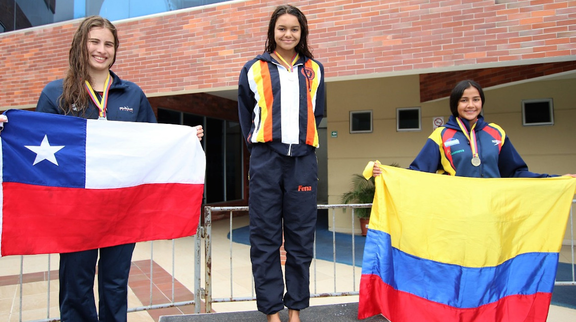 Anicka Delgado (medio), en el podio de la Copa del Pacífico, desarrollada en 2019, en Guayaquil.