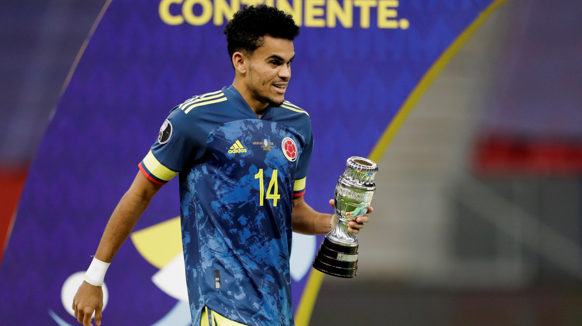 Luis Díaz recibe el premio a mejor jugador del partido en la Copa América de Brasil, el 9 de julio de 2021.