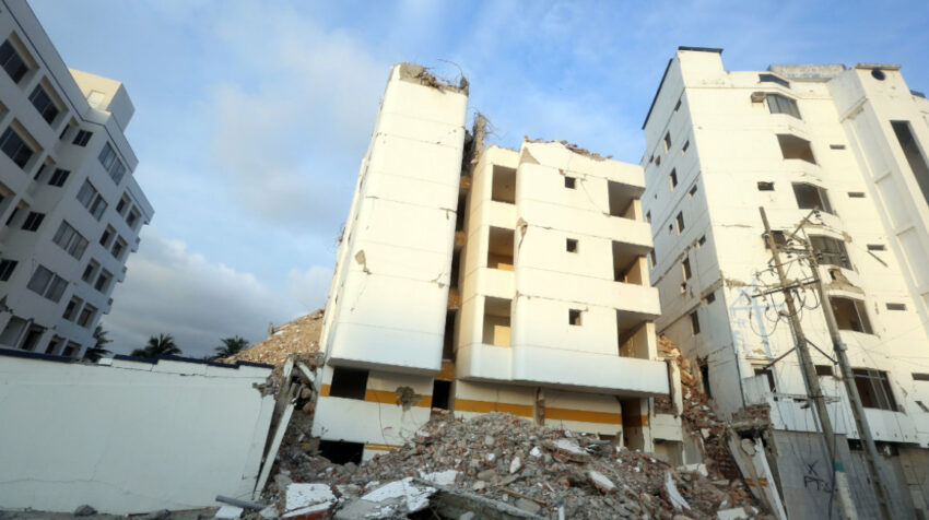 Imagen del proceso de demolición de edificios afectados por el terremoto del 16 de abril de 2016, en Bahía de Caráquez (Manabí).