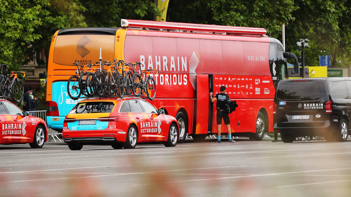 Bus del equipo Bahrain Victorious, antes de la Etapa 18 del Tour de Francia, el jueves 15 de julio de 2021.