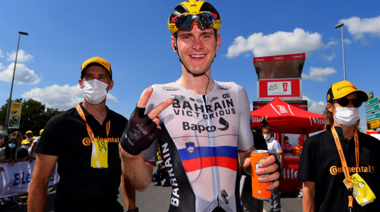 Matej Mohorič festeja su triunfo en la Etapa 19 del Tour de Francia, el viernes 16 de julio de 2021.