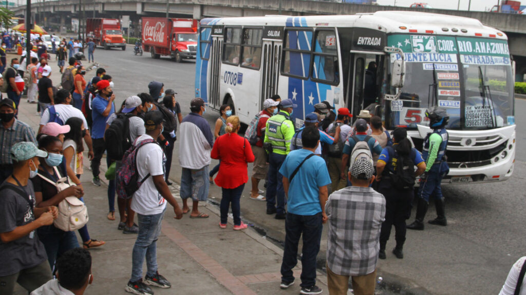 Guayaquil: largas filas en espera de un bus por paralización del transporte