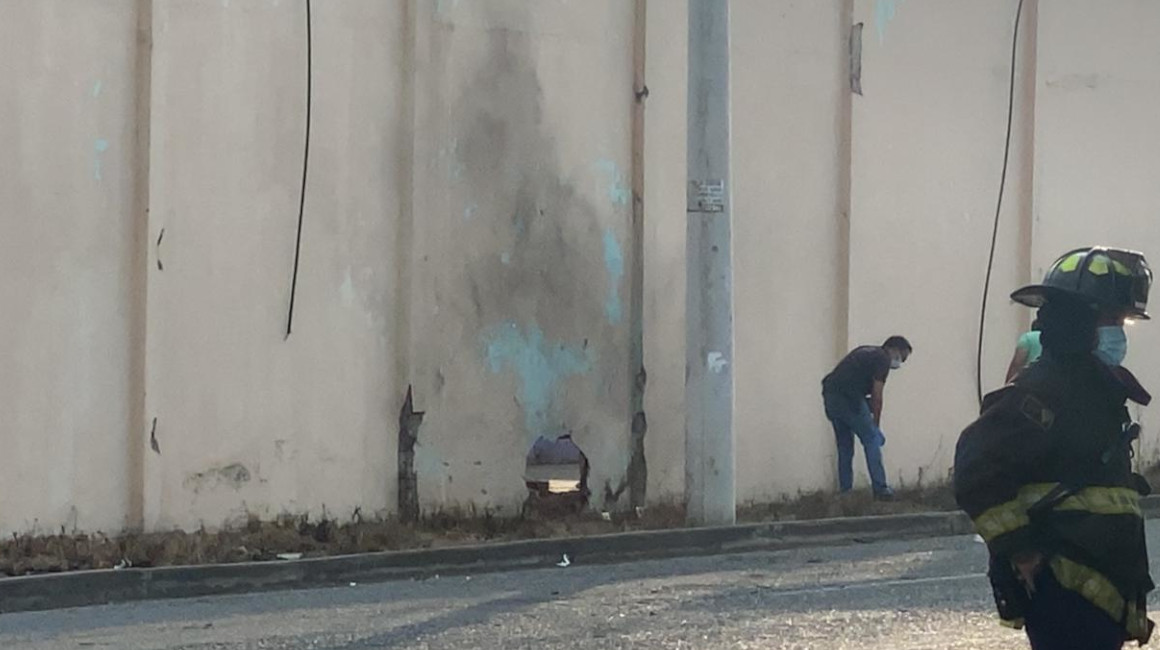 Un artefacto explotó en la pared de la cárcel de Machala, la tarde del 16 de julio de 2021.