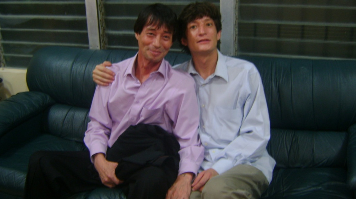 Jinsop y su hijo Alexander, quien lo acompañó hasta el último día de su vida. 
