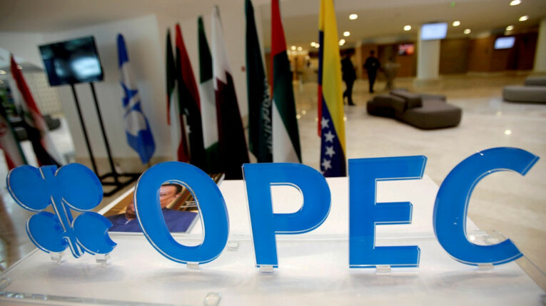 Primer plano del logo de la OPEP en una oficina de la organización petrolera en Argelia, en septiembre de 2020.