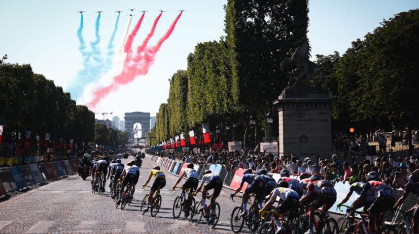 Los ciclistas, en la avenida de los Campos Elíseos, en la Etapa 21 del Tour de Francia el domingo 18 de julio de 2021. 
