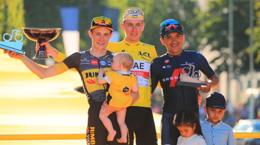 Jonas Vingegaard, Tadej Pogacar y Richard Carapaz en el podio del Tour de Francia, el 18 de julio de 2021. 