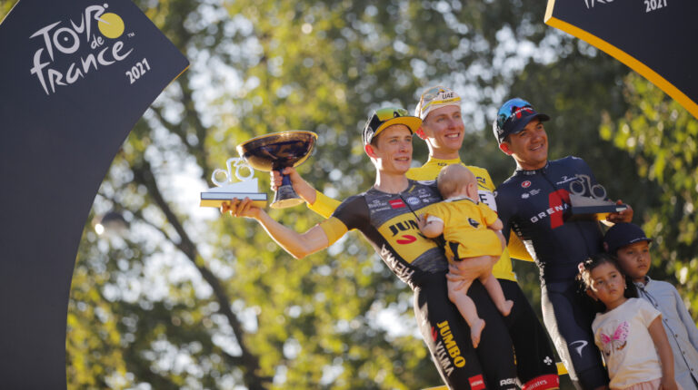 Jonas Vingegaard, Tadej Pogacar y Richard Carapaz en el podio del Tour de Francia, el 18 de julio de 2021.