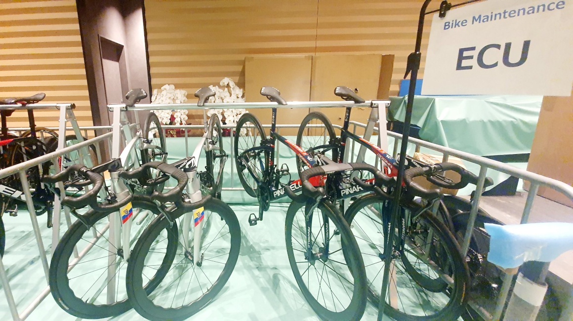 Las bicicletas Pinarello de Richard Carapaz y Jhonatan Narváez reciben mantenimiento de parte del mecánico Moisés Zumba, el martes 20 de julio, para competir en los Juegos Olímpicos de Tokio.