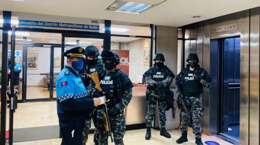 Policías nacionales y metropolitanos resguardan el despacho de la Alcaldía de Quito, el 20 de julio de 2021.