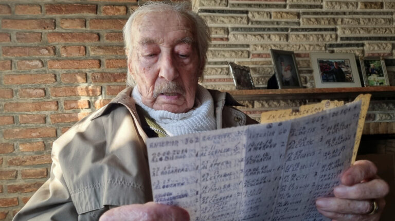 Abuelo argentino Hernán Mastrángelo sostiene su registro escrito a mano de los goles de Lionel Messi, Buenos Aires