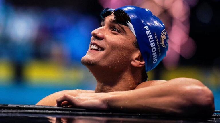 Tomás Peribonio, nadando para su equipo, Cali Condors, en 2021.